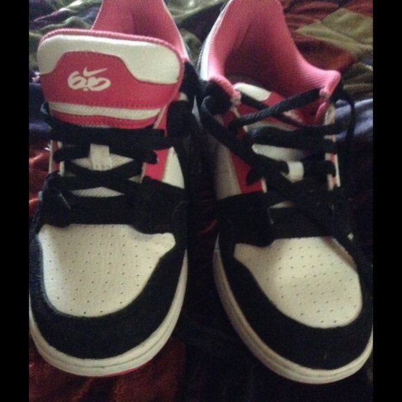 Nike sneakers - Picture 2 of 3